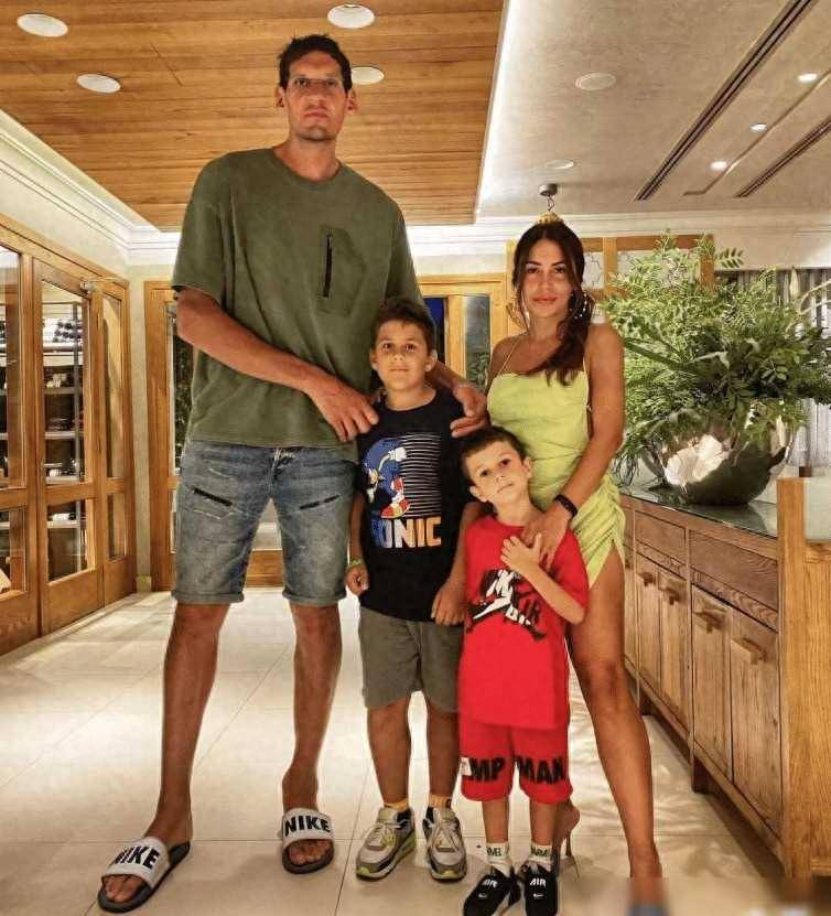 大博班一家近照,比娇妻高60cm,赚4千万,两孩子也很高大_篮球_球场上