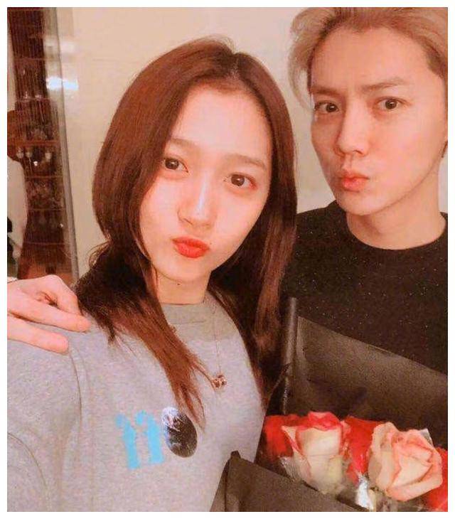 鹿晗关晓彤甜蜜聚餐,恋爱中的小情侣亲密同行,感情稳定有加.