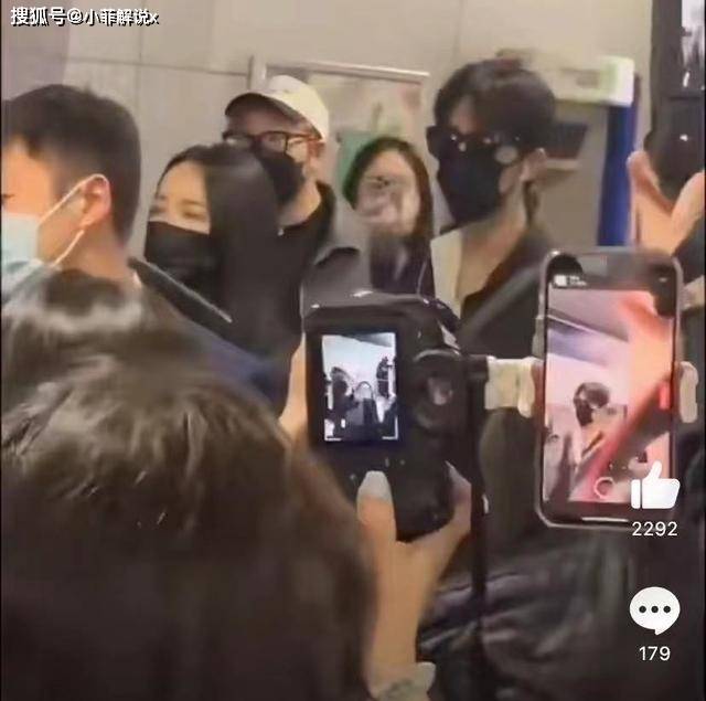 肖战忍无可忍,深夜机场发火,对私生和代拍大声咆哮_围堵_手机_一个人