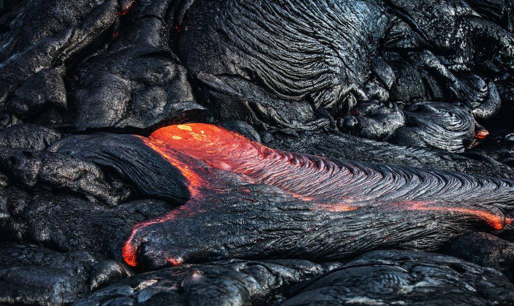而这个神话里却说,是宛渠之国的燃山之石(就让我们简称它为"燃石"),在