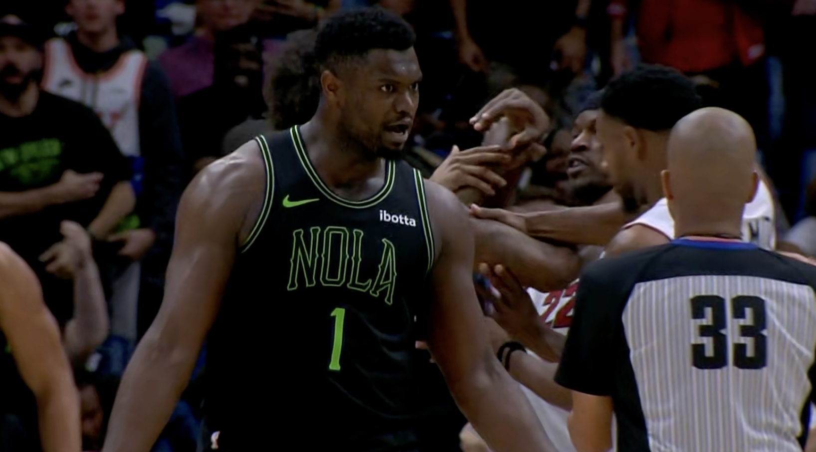 本赛季最火爆冲突:巴特勒遭锁喉托布老六打架4人被驱逐 球迷卷入