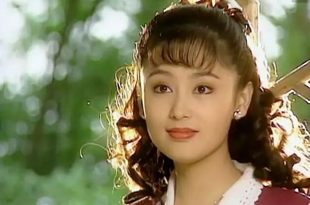 它是陈红27年以前拍攝一部琼瑶电视剧时的剧图来的,而当见到最终一张
