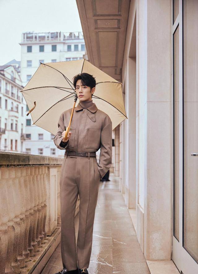 米兰时装周上的肖战,美拉德系穿搭和低领皮装,哪套造型更得你心_大衣