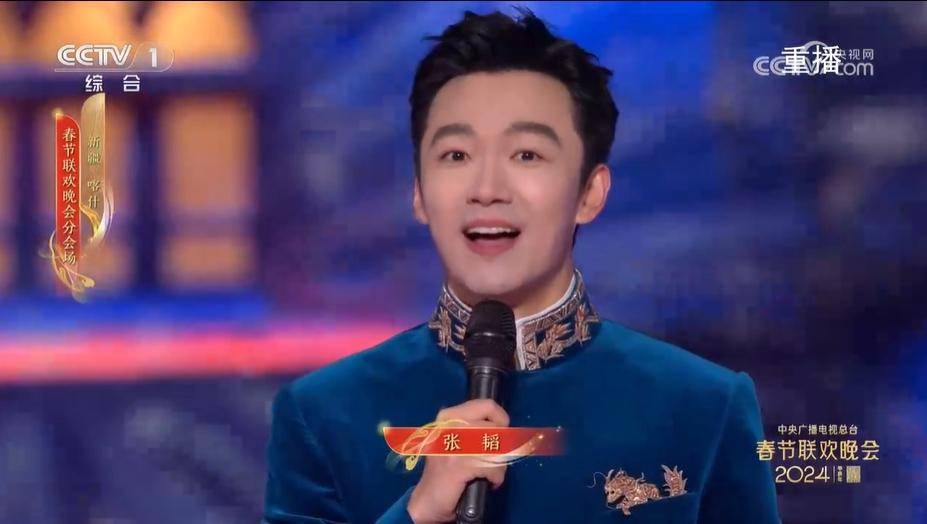 张韬:变身小迷弟,主持元宵晚会间隙和湖南卫视一哥何炅合影留念_分