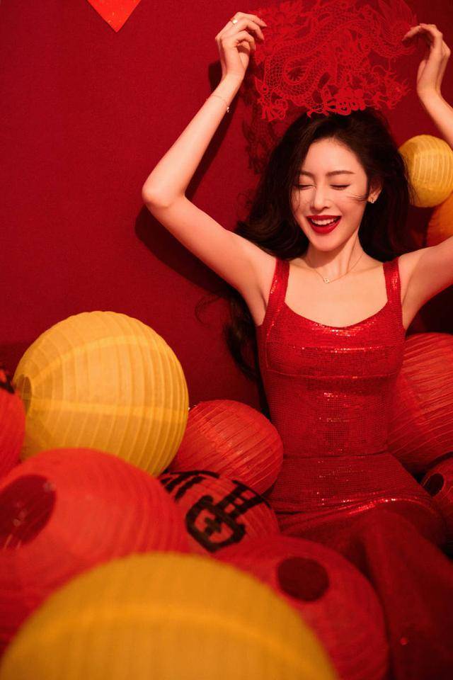 她先后出演了《建军大业》,《中国机长》等多部备受关注的影视作品,每