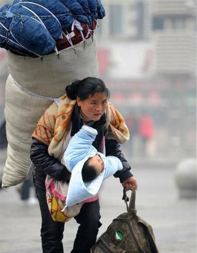 12年前感动全国的"春运母亲",今已被人找到,怀中