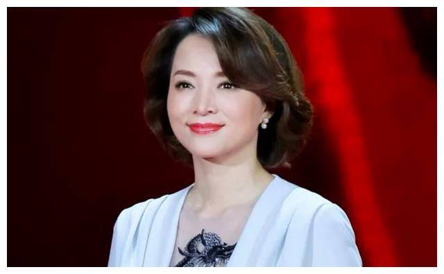 董卿从平凡到华丽:烫发化妆惊艳变身,短裙贵妇气质消失_品质_变化