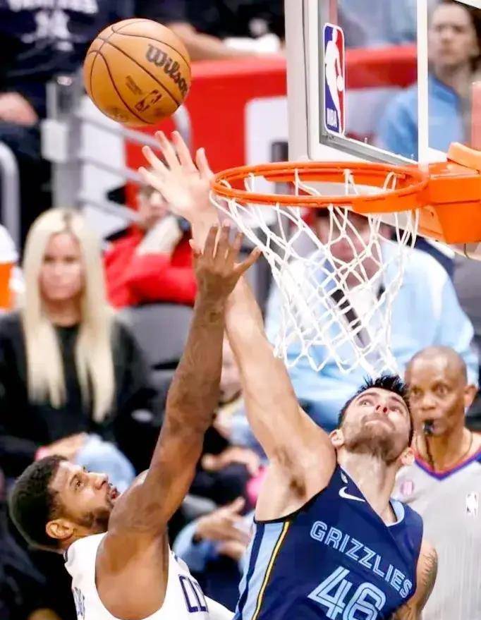 玫瑰罗斯迎着对抗打进2分,乔治后仰干拔还击2分,史蒂文斯欧洲步上篮得