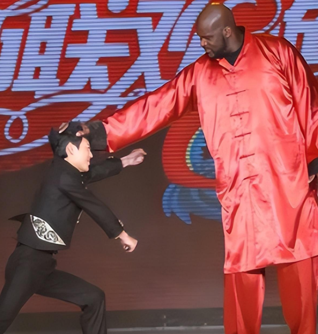 奥尼尔体型太夸张,鸡腿在手里像棒棒糖 矿泉水当口服液喝_强森_感觉