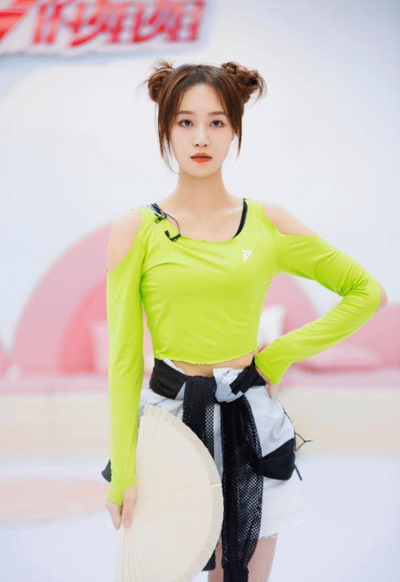 蓝盈莹练习室穿搭青春朝气,看这样貌哪有30岁,明明还是个少女_双运动