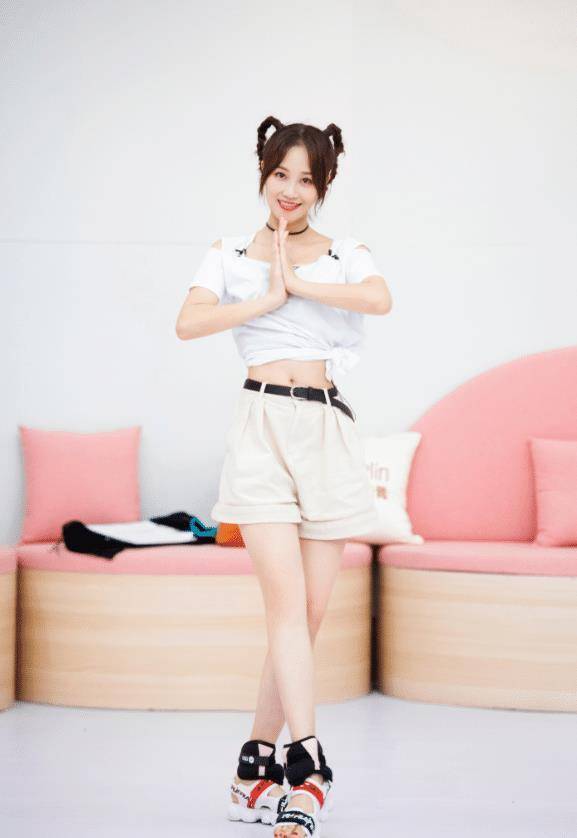 蓝盈莹练习室穿搭青春朝气,看这样貌哪有30岁,明明还是个少女_双运动