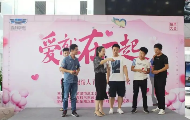 明媚,微风不燥,河北的一处公园内,正举行着一场规模不小的相亲活动