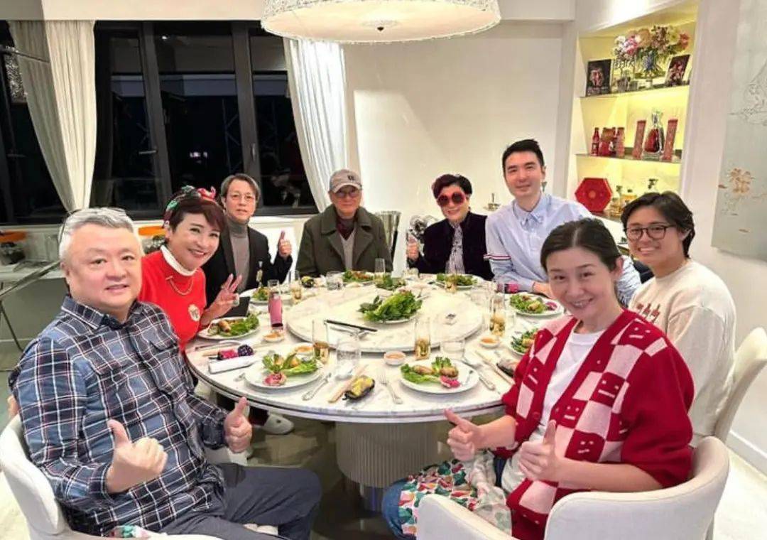 狄波拉与友人向谢贤拜年,87岁谢贤一身红色很喜庆,合照很温馨_陈淑芬