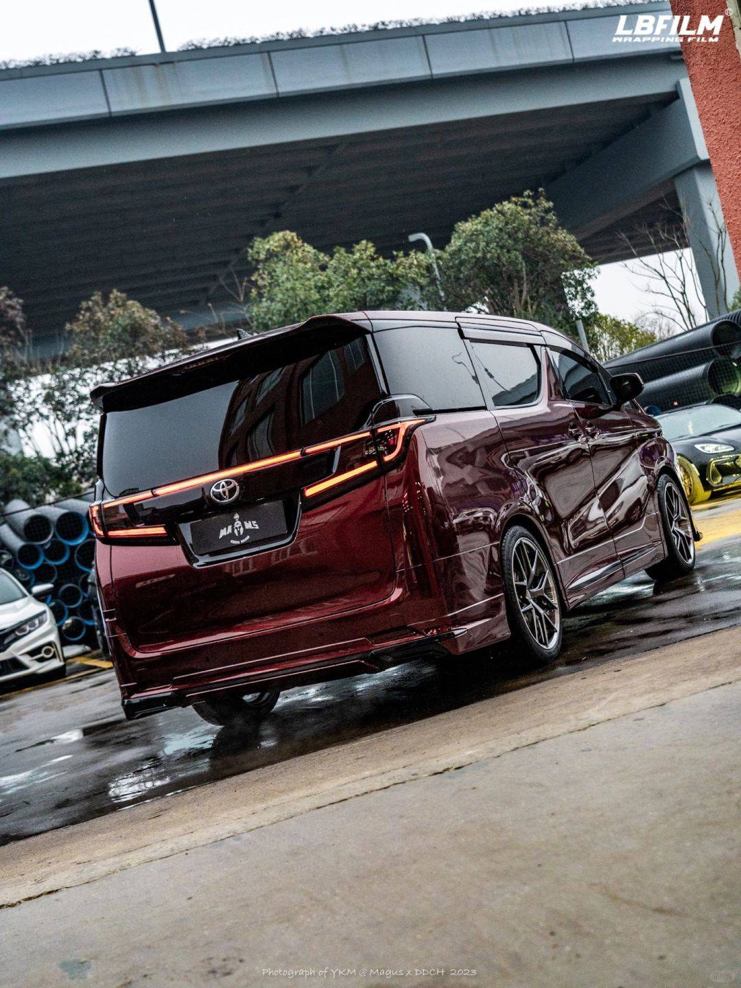 丰田埃尔法lb改色膜液态金属龙血红,必须红红火火