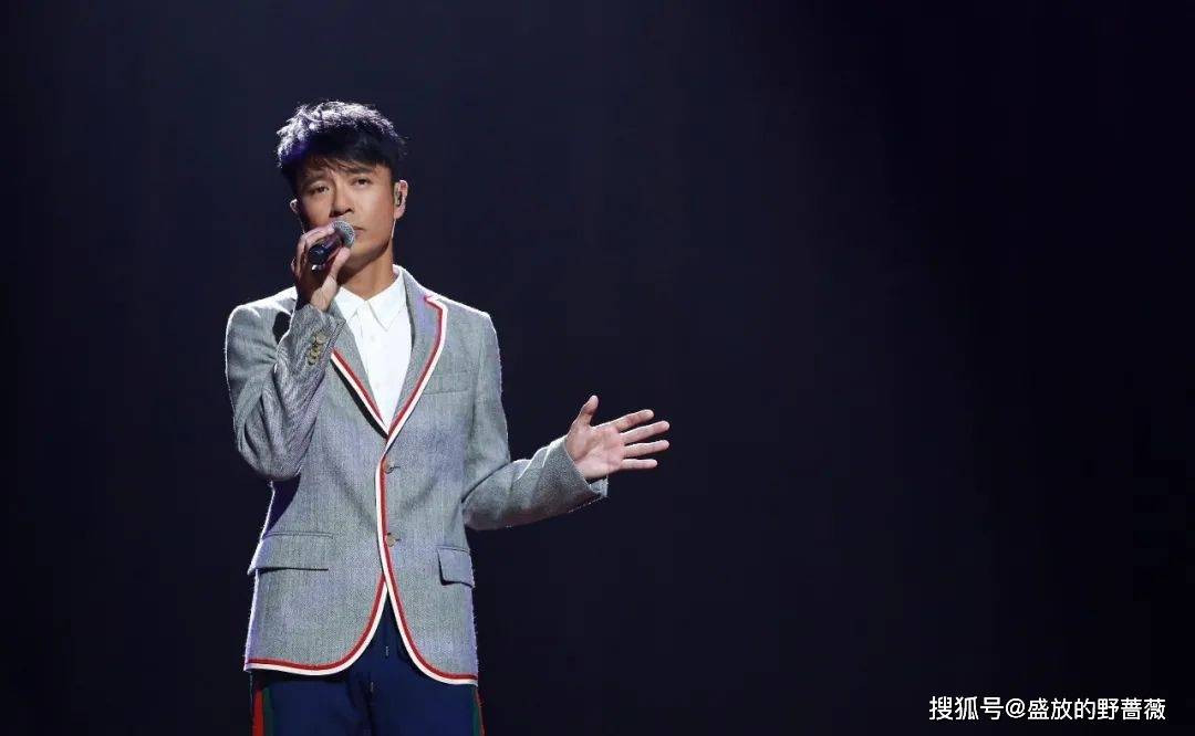 者听听男高音歌唱家许乐和他的朋友们一齐奏唱《今宵多珍重》的场景!