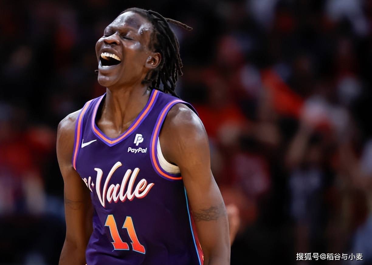 本场比赛中,太阳的替补内线球员波尔-波尔(bol bol)的表现令人刮目相