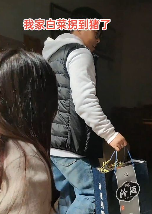 "小明则是一脸懵圈,后来才知道这是李叔和王阿姨的幽默方式,心里更是