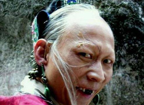有种"基因突变"叫"裘千尺"女儿,看完生活照:幸好没随爸