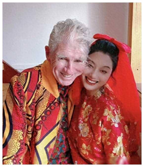 杜可风结婚照合照暖心甜蜜,双双携手笑容灿烂,幸福感爆棚.