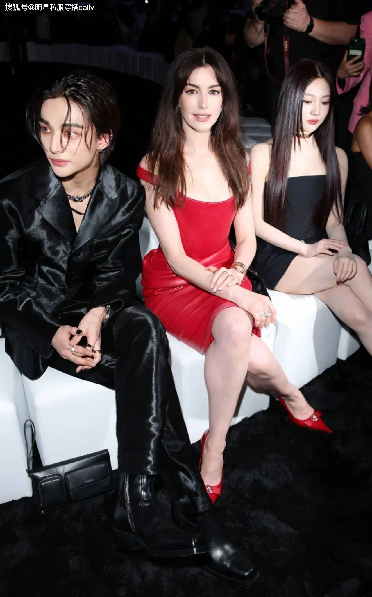一袭红色皮革连衣裙参加时尚活动,搭配了红色尖头高跟鞋!优雅大方!