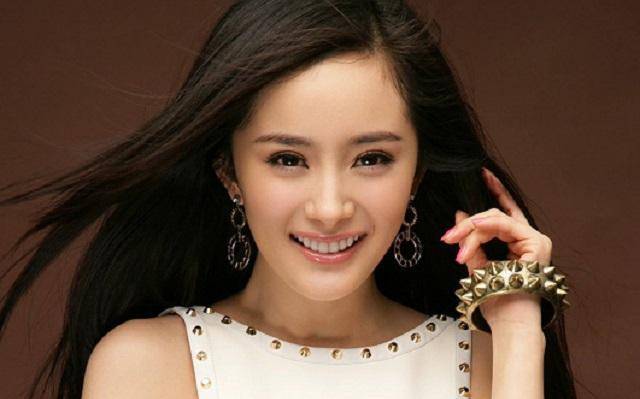 当过服务生送过快递,有幸被杨幂赏识,"东华帝君"开始大红大紫_成功