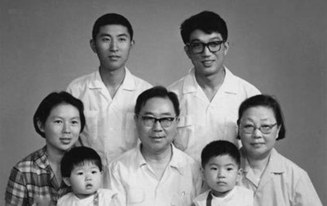 外祖父母都是科研家,母亲是梁思成学生,高晓松毕业清