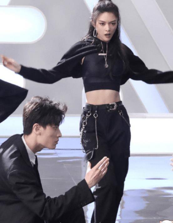 火箭少女解散后,傅菁"失控式"变瘦,腿细到一只手都能握过来_女孩_因为