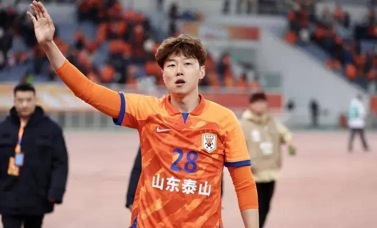 现代型的后卫球员-高准翼_的足球_青训_比赛