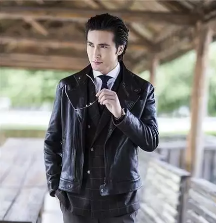 已经是在娱乐圈中取得了很高的名气,而高伟光在这一个年纪才刚刚尝试