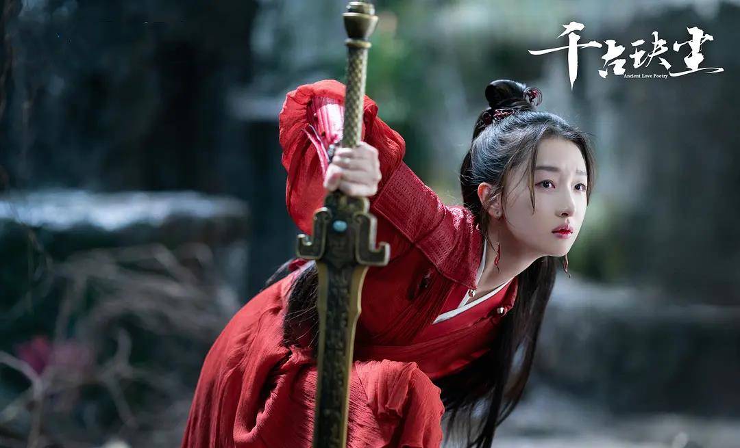 要说周冬雨的事业滑铁卢,应该就是2021年出演了千古玦尘》,该剧目前