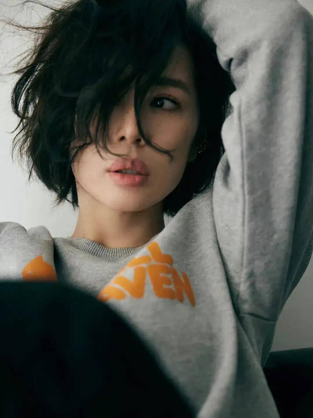 目光中透露着男人的深邃,体态上更是女人的妩媚,这就是余男_经历_人生