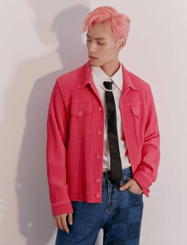 董又霖拍摄时尚大片,穿黑西服套装简洁利落,这身材比例太绝了_黑色