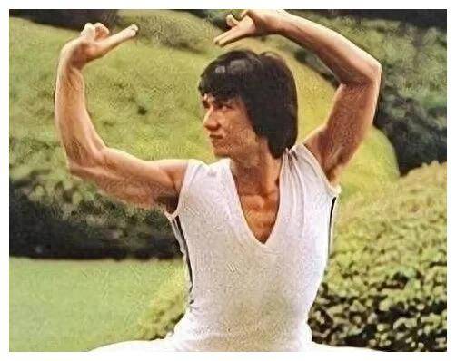 成龙登楼梯,引发人们情感共鸣,触动心灵,感怀万千.