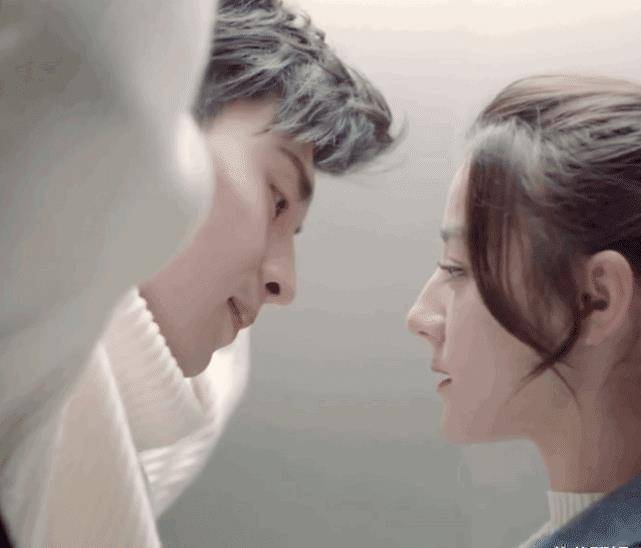 看到迪丽热巴和邓伦两个人的"大衣吻"很多的人都在评论区里表示,如果