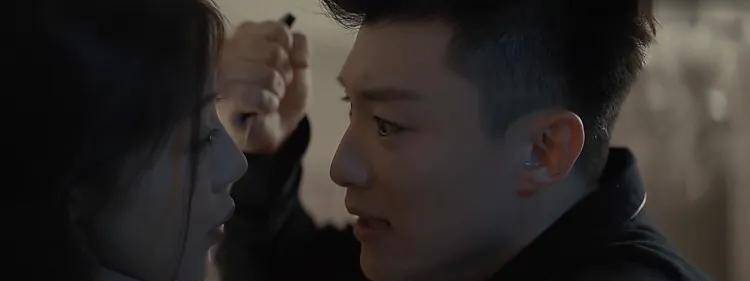 无证之罪》里饰演郭羽,从一个天真单纯的打工人黑化成无恶不作的老板