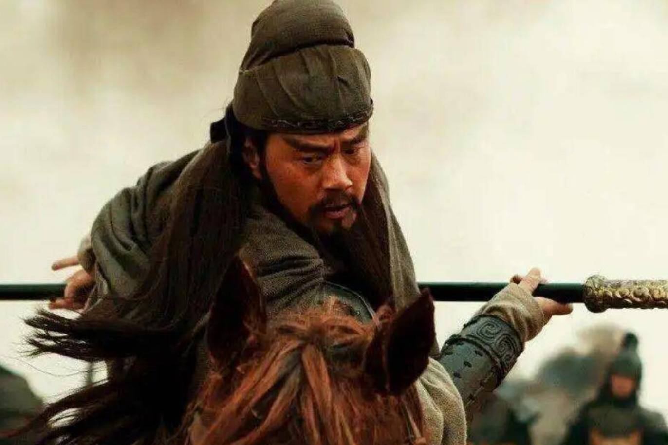 古代武将,真能举着几十斤的兵器打一天?出土文物揭秘兵器重量_古战场_战斗_作战