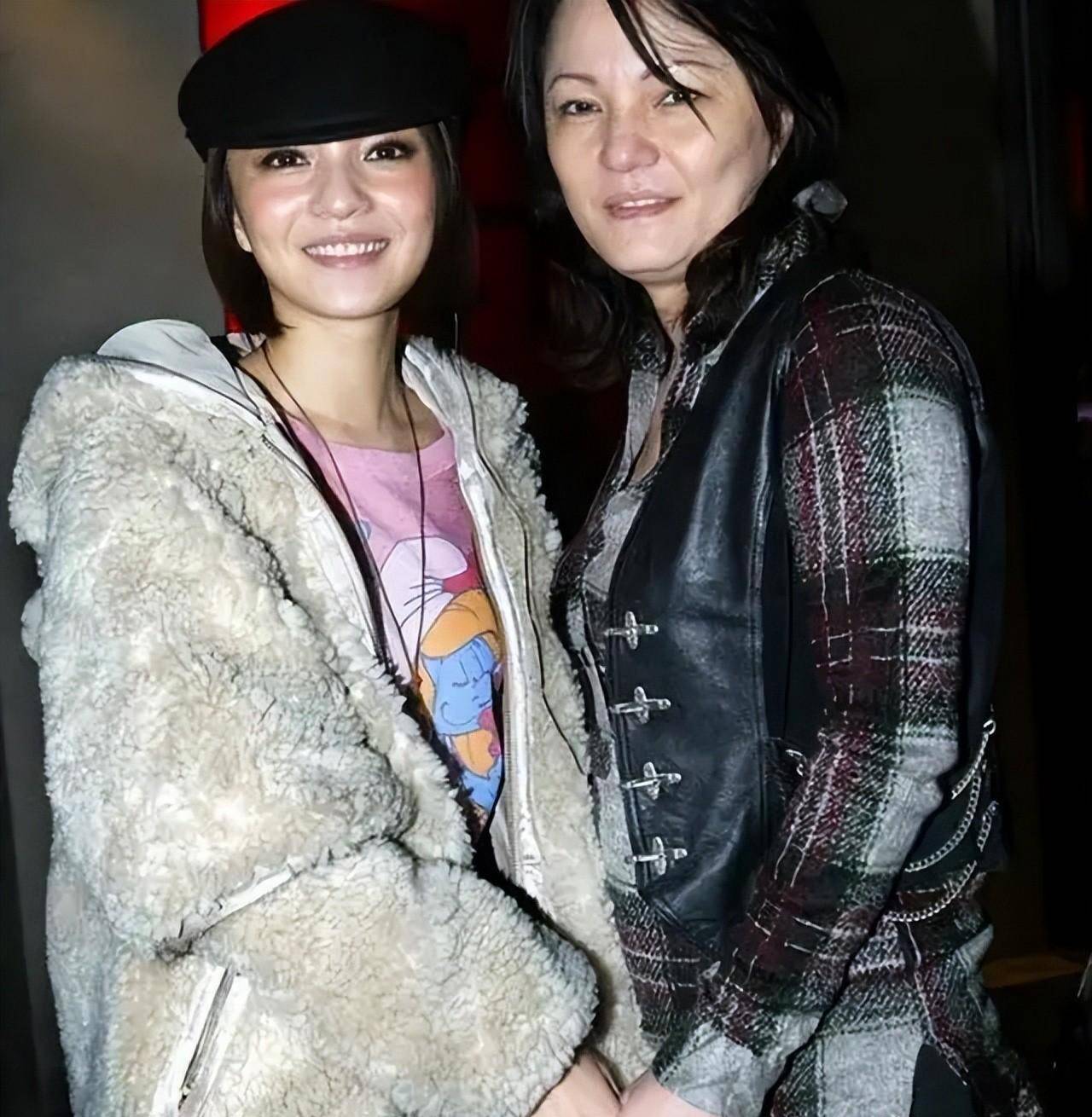 冯小刚姐姐,李保田儿子,张韶涵母亲,他们身后的家人怎样了?