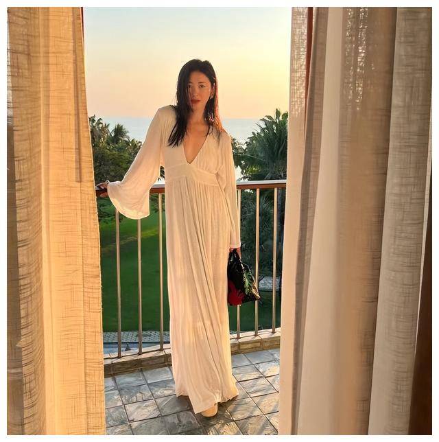 王昀佳身高优越,与朱珠站在一起,展现出完美的夫妻搭配.