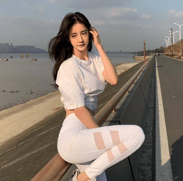 潘南奎凉凉后放飞自我,穿露脐装跳舞,肚子上的"赘肉"太抢镜了_进行