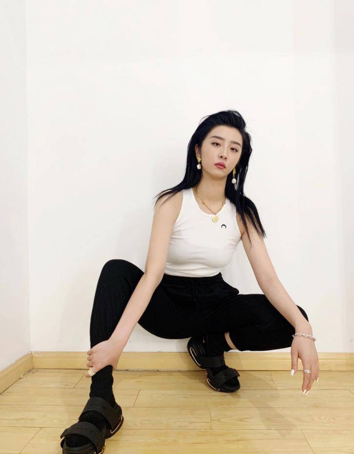 明明带着一张臭拽脸,赵小棠为什么还能成为"行走的画报"?