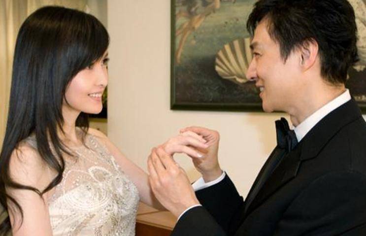 周慧敏遭1.2万位观众"逼婚",倪震曾不忠诚8次,被捉奸在床3次?