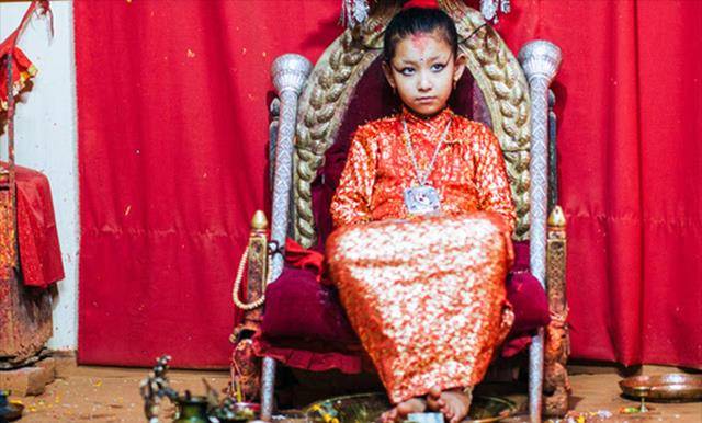 尼泊尔活女神:双脚不能触地,无完整童年,退休后月发3000卢比