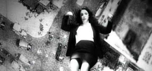 75年前,女孩身着红衣从帝国大厦一跃而下,造就一经典照片_麦克海尔