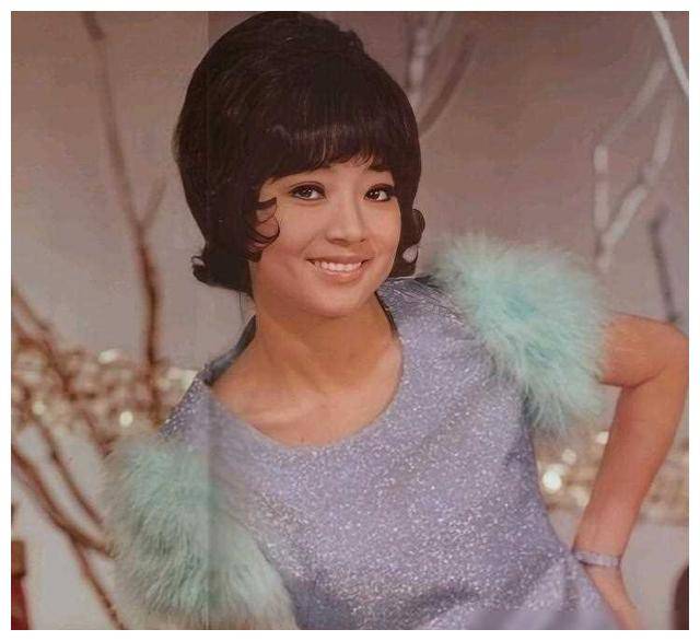 她74岁仍单身,坚守中国国籍,春晚破例示爱_徐小凤_身材_魅力