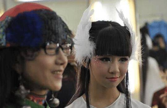 还记得在舞台转圈的小彩旗吗?
