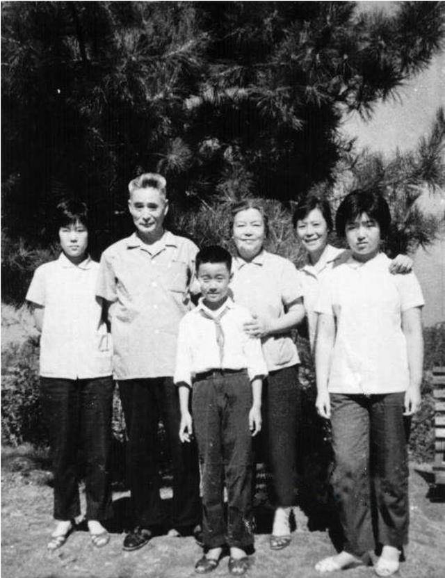 妻子苦守27年,黄维出狱一年后却让她"滚",精神失常后跳河自尽_蔡若曙