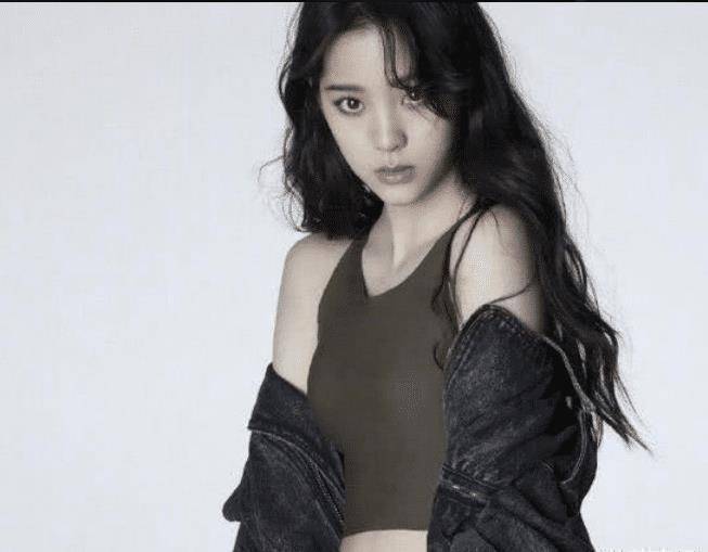 打开拉链,露出里面的运动装的时候,也是没有什么看点,虽然欧阳娜娜