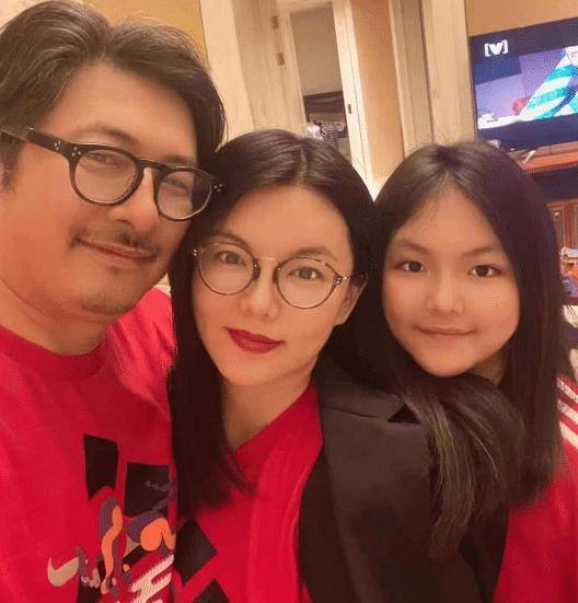 近日她却邀请了自己的老公和女儿共同亮相,王岳伦现场送玫瑰示爱,李湘