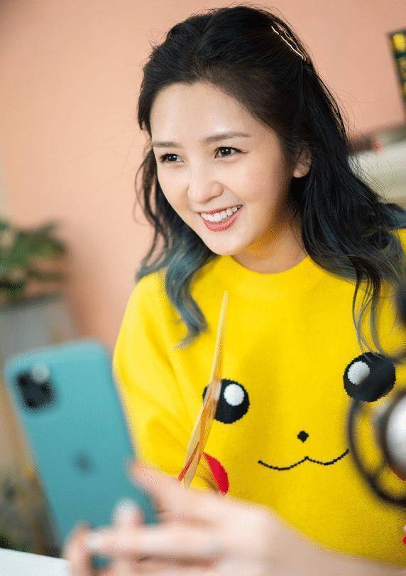 有种"仙女脸"叫何洁,生三胎后少女感依旧,每天照镜子都笑了_形象_发型