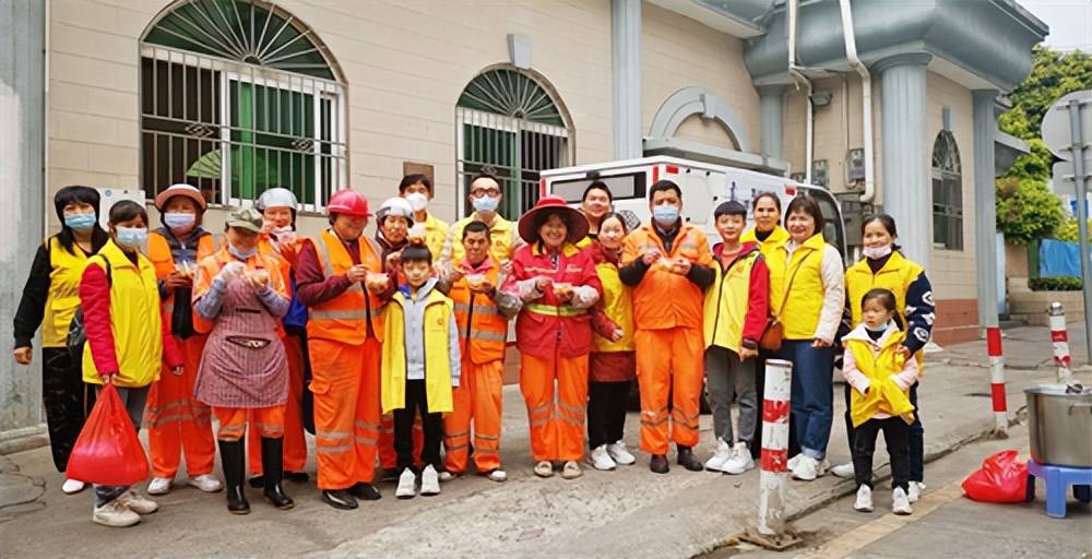 市红棉慈善会荣誉会长谭伟光说:"感谢他们为创造舒适,洁净的市容市貌